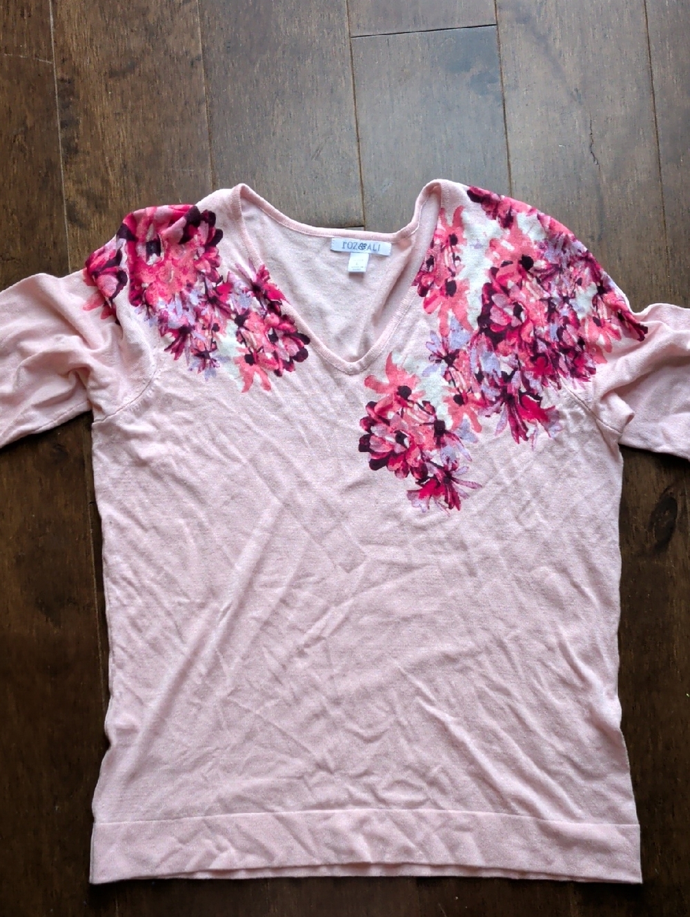 Roz & Ali Light Pink V‑Neck Top with Pink Floral Accents